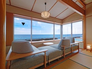 海一望の特別室401露天風呂付セパレート和洋室(広縁には日本海を一望できるソファ)