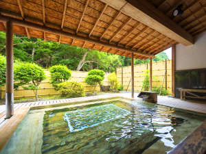 西伊豆　クリスタルビューホテル：■檜の大露天風呂■人気の広々とした露天風呂。緑あふれる『庭園』の中の最高の癒しのひとときを♪