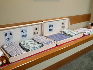 【選べる浴衣サイズ】各客室階のエレベーター前に浴衣を設置。ご自分のサイズに合わせてご利用ください。