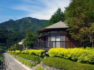 静かな湖畔のコテージは、ホテルや旅館では味わえない良さが◎!
