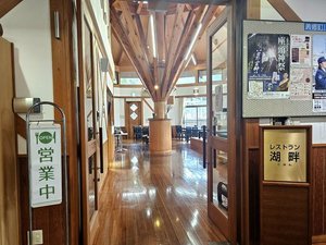 湖を見渡せる解放空間で、ご当地グルメに舌鼓♪ ※(夕方〜は土日祝のみ)