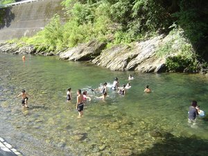 若山牧水生家の下を流れる坪谷川。夏休み期間中は、河川プールが開設♪お車で18分