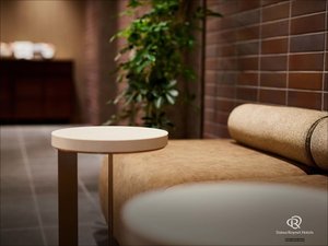 【1階】ロビーにはゆったりとしたソファをご用意