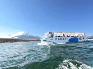 富士山と水陸両用バス「YAMANAKAKO NO KABA」