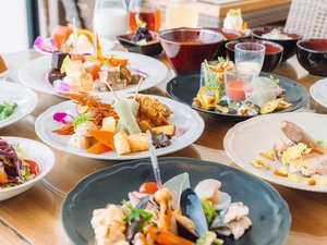 沖縄の豊かな食材と郷土料理など、日替わりで登場する多彩なメニュー