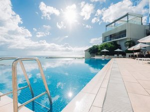 太陽と海、空が溶け合う、感動のインフィニティプール