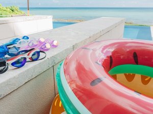 スイカの浮き輪とゴーグルで、リゾート気分MAX!