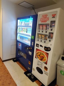 東館2階 自動販売機 カップラーメンあります。