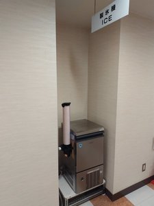 製氷機は2階にございます。