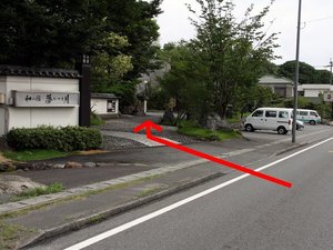 地下駐車場へは矢印の方向にお進みくださいませ。(駐車場は道路沿いと地下駐車場の2か所ございます)