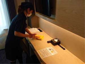 ホテル内のお客様およびスタッフの導線を消毒剤で随時拭き上げを行っております。