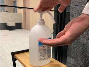 正面入口には消毒液をご用意しております。手指消毒にご協力お願い致します。