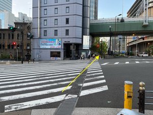 大阪メトロ 四つ橋線 肥後橋駅 2番出口 経路A 地上に上がった後、目の前の信号を渡ってください