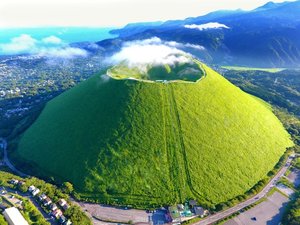 目の前にそびえ立つ国指定の天然記念物、大室山