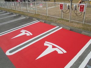 TESLA�[�d��t�����ԏ�