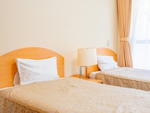 *洋室一例/シンプルながらも使い勝手の良いお部屋。一人旅利用も歓迎!