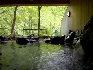 【風木立の川辺 紫明館】露天風呂 湯桧曽川を望む源泉掛け流しの湯檜曽温泉
