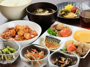 ご飯や味噌汁、焼き魚など和食の味わいを楽しめる朝食。朝からしっかり食べて一日の活力をチャージできます