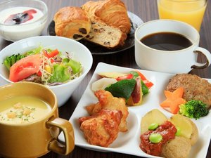 パンやサラダ、卵料理など洋食メニューをバランスよく楽しめる朝食。爽やかな一日の始まりにおすすめです