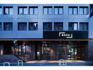 ホテル正面左手はCafeの入り口です