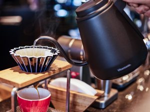 ご宿泊の方は、セルフドリップコーヒーやコーヒーマシンによるラテなどを無料でお楽しみいただけます。