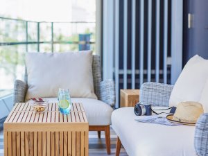 CANVASラウンジ:テラス席では、風を感じながらリラックスいただけます。