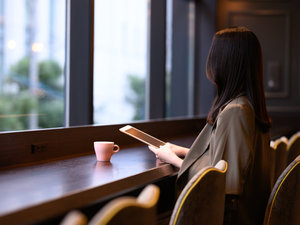 ラウンジにはカウンター席も。無料のコーヒーを片手に読書や動画鑑賞に◎PC作業もできるようコンセントも!