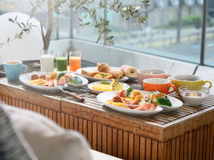朝食は、CANVASラウンジにてブッフェ形式でご用意。LOCALなメニューもお見逃しなく!
