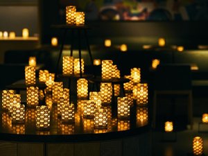金沢の伝統工芸が夜のOMOベースを彩ります。