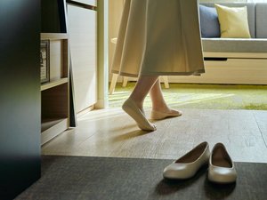 室内では靴を脱いで、おくつろぎいただけます。
