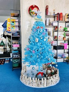 クリスマス期間・・ブルーのツリーはロビーに合わせて・・・