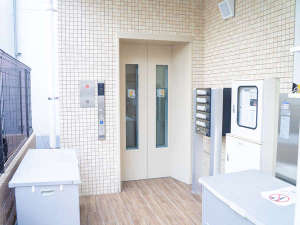 外観:建物左手奥のエレベーターから2階チェックインスペースにお上がりください。