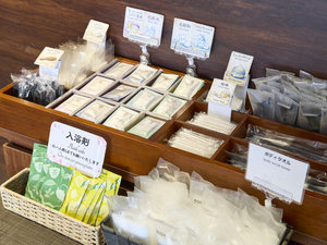 【無料アメニティコーナー】歯ブラシ、カミソリ、基礎化粧品、入浴剤などをご用意しております(2階)