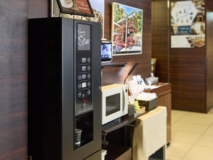 【ウェルカムドリンク】ウェルカムドリンクとしてコーヒーマシンをご用意。テイクアウトも可能(2階)