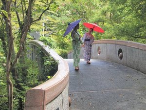 回遊式庭園を浴衣で散策。