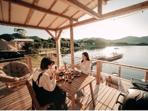 �{��