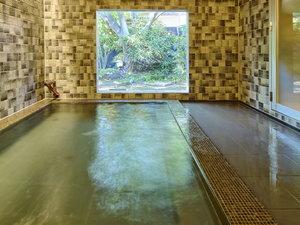 【咲静の湯(さきしずかのゆ)】大浴場(内風呂)は、清潔感に満ちたタイル張りの空間。