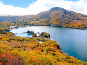 赤城山は、群馬県の前橋市などにまたがる日本百名山の一つ。秋には紅葉の景色が美しく広がります。