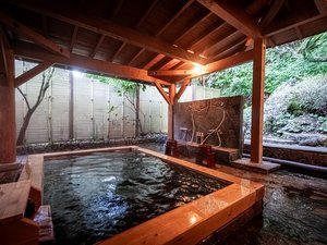 自然を感じながら広々とした貸切露天風呂でのんびりと