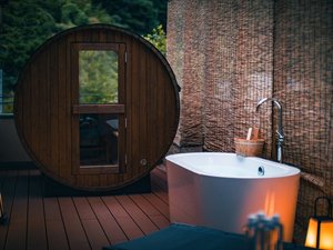 【竹】バルコニーには専用サウナを。水風呂完備で整う時間。