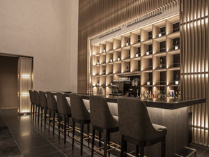 1F バー「THE BAR」ホテルのバーならではの雰囲気で素敵な時間をお過ごしいただけます。