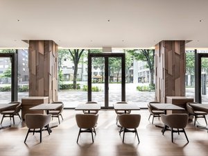 1F「THE OIKE TERRACE」祇園祭の山鉾巡行も行われる「御池通」に面しているダイニング&カフェ。