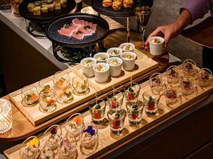カクテルタイムには、アペタイザーのほか、アルコールを含むドリンクもご用意しております。