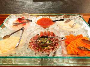 バイキング 好きな魚介を選んで海鮮丼を作ろう!イクラも盛り放題、朝から贅沢気分。(※イメージです)