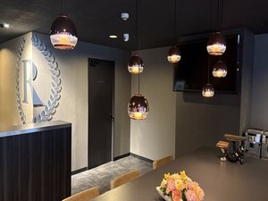 【フロントロビー】スタイリッシュなデザインのロビー。Wi-Fiを使って簡単なお仕事にもご利用頂けます。
