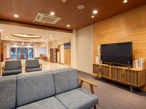 【ロビー】広々ソファーでゆったりお寛ぎください。