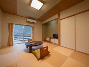 【和室】寝転がって両手・両足を伸ばすことができる和室のお部屋。