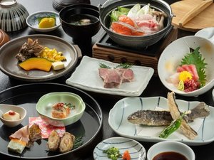 【ご夕食】スタンダード会席。地元の恵みを活かした料理を堪能。
