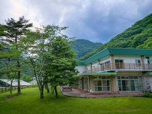 【外観】木々に囲まれた穏やかな時間をお楽しみください