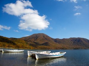 赤城山のカルデラ湖「赤城大沼」周辺よりも少し早めに色づき始めます。
